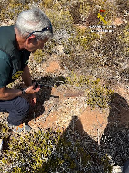 Efectivo de la Guardia Civil retirando el proyectil