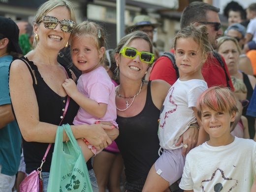 (Fotos) Los cabezudos animan las fiestas en Ferreries