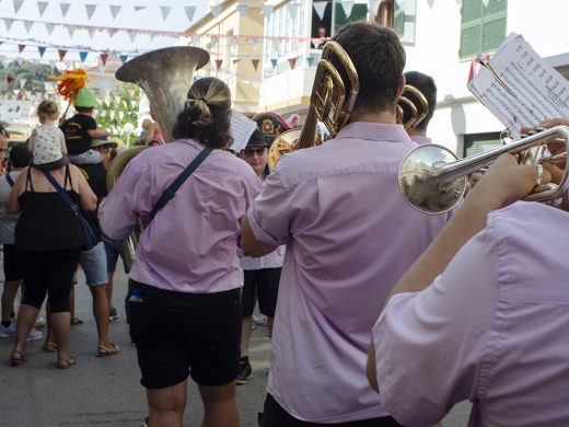 (Fotos) Los cabezudos animan las fiestas en Ferreries