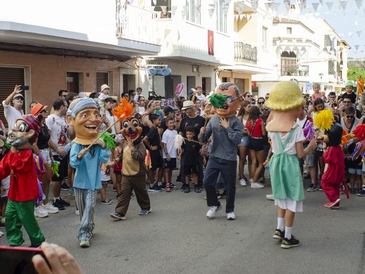 (Fotos) Los cabezudos animan las fiestas en Ferreries