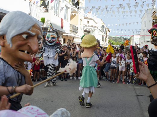 (Fotos) Los cabezudos animan las fiestas en Ferreries