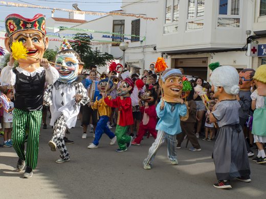 (Fotos) Los cabezudos animan las fiestas en Ferreries