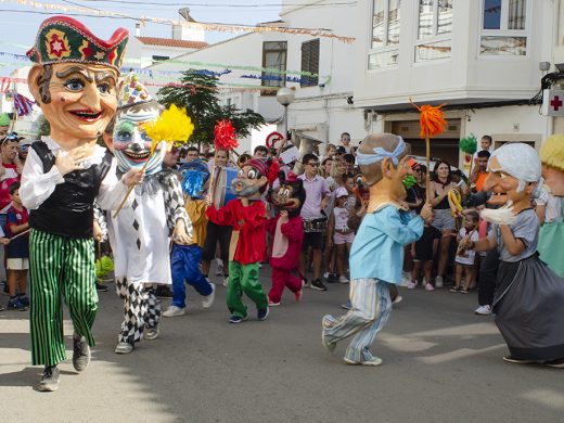 (Fotos) Los cabezudos animan las fiestas en Ferreries