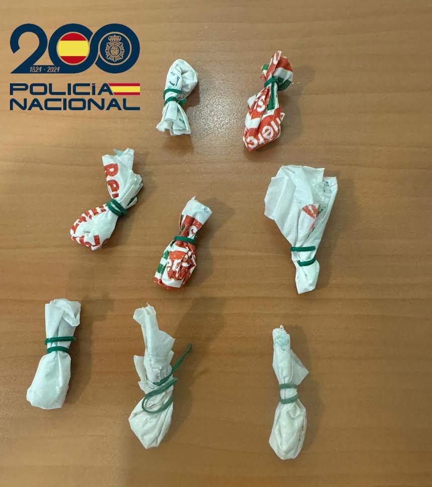 La Policía Nacional encontró ocho envoltorios con cocaína.