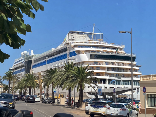 (Fotos) El crucero de lujo AIDAstella atraca en el puerto de Maó