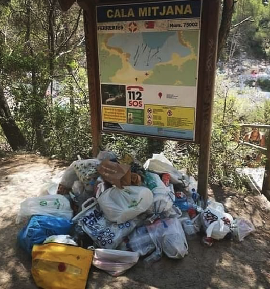 La basura se amontona en Cala Mitjana