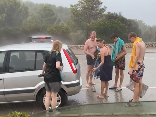 (Fotos) Bañistas desafiaron el mal tiempo en Binibeca, pero la lluvia los hizo correr