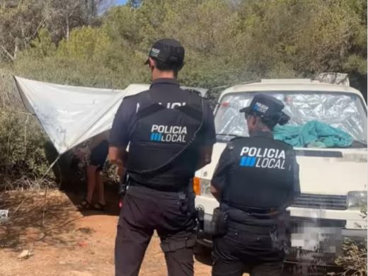 (Fotos) Denuncian a tres autocaravanas acampadas en el pinar de Santandria