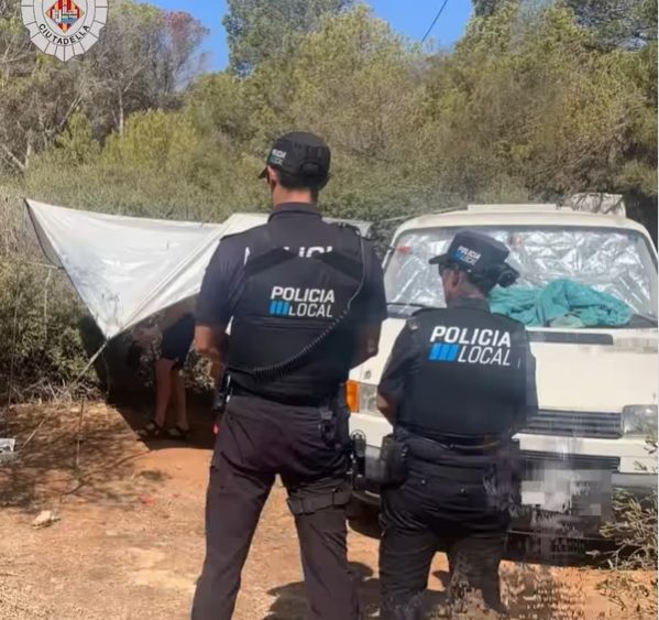 La Policía Local instó a los vehículos acampados a abandonar el lugar (Fotos: Policía Local Ciutadella)