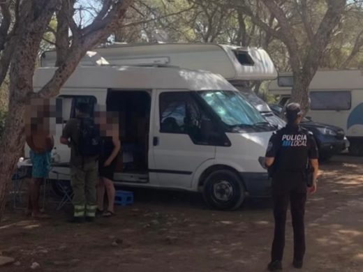 (Fotos) Denuncian a tres autocaravanas acampadas en el pinar de Santandria