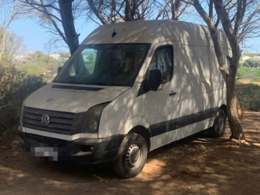 (Fotos) Denuncian a tres autocaravanas acampadas en el pinar de Santandria