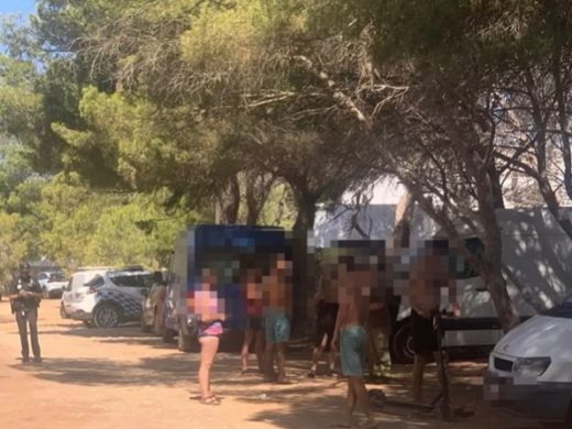 (Fotos) Denuncian a tres autocaravanas acampadas en el pinar de Santandria