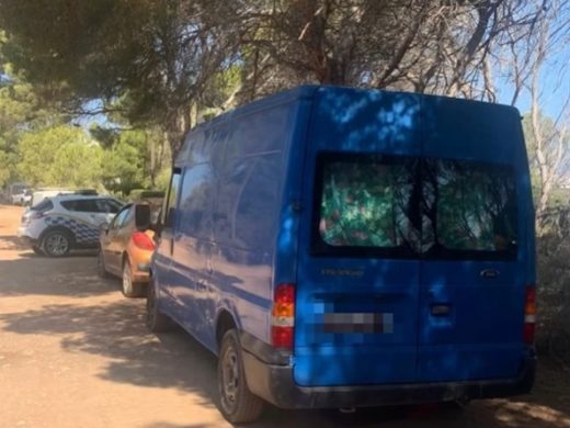 (Fotos) Denuncian a tres autocaravanas acampadas en el pinar de Santandria