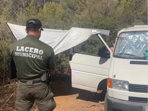 (Fotos) Denuncian a tres autocaravanas acampadas en el pinar de Santandria