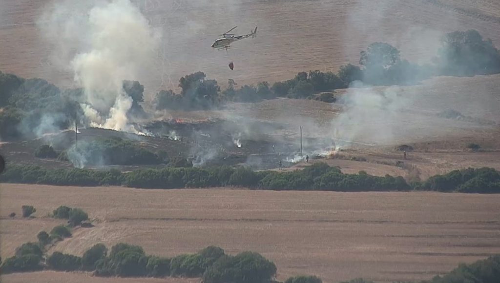 Una imagen del incendio con el helicóptero tratando de sofocar las llamas (Foto: Ibanat)