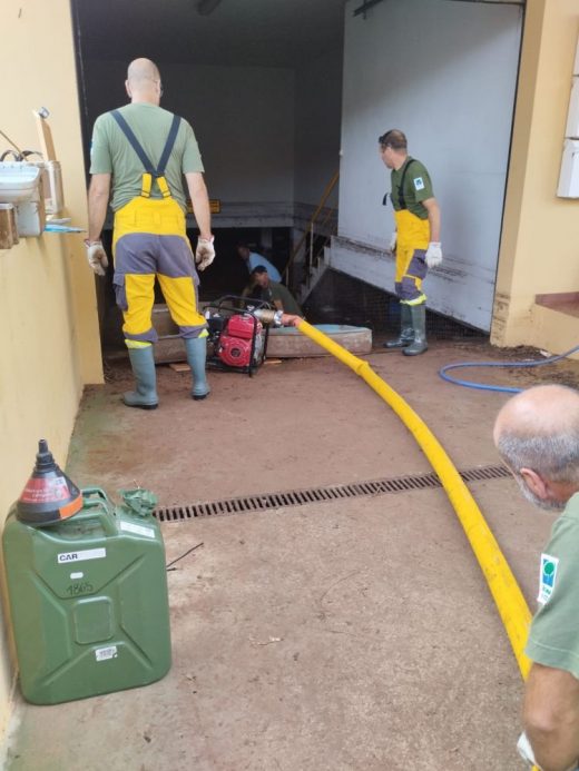 Brigadistas con autobombas en Es Mercadal.