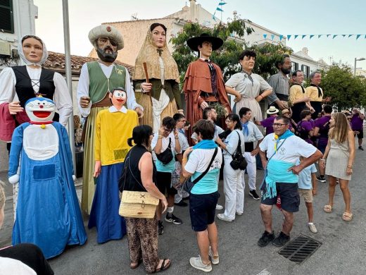 (Fotos) Color, flores y diversión en el desfile de carrozas de Alaior