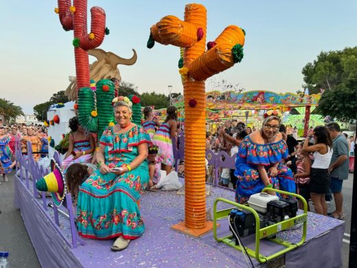 (Fotos) Color, flores y diversión en el desfile de carrozas de Alaior