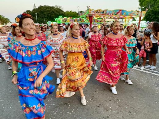 (Fotos) Color, flores y diversión en el desfile de carrozas de Alaior