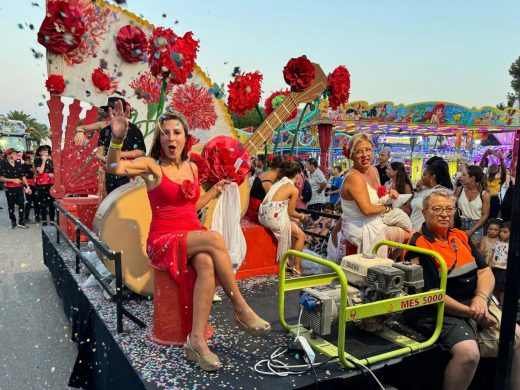 (Fotos) Color, flores y diversión en el desfile de carrozas de Alaior