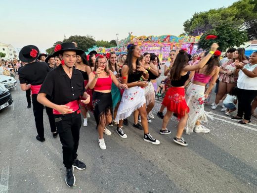 (Fotos) Color, flores y diversión en el desfile de carrozas de Alaior