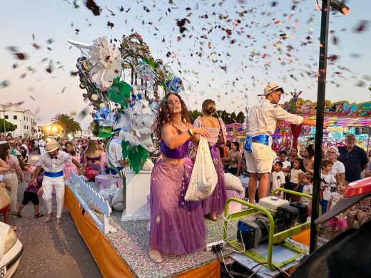 (Fotos) Color, flores y diversión en el desfile de carrozas de Alaior