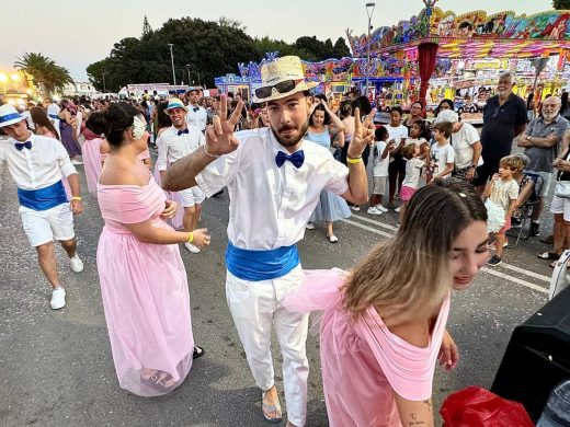 (Fotos) Color, flores y diversión en el desfile de carrozas de Alaior