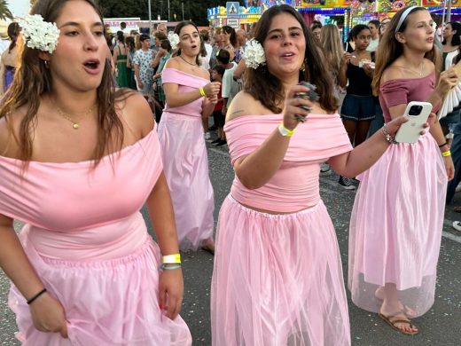 (Fotos) Color, flores y diversión en el desfile de carrozas de Alaior