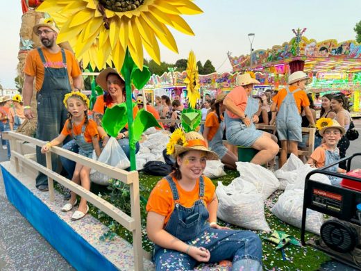 (Fotos) Color, flores y diversión en el desfile de carrozas de Alaior