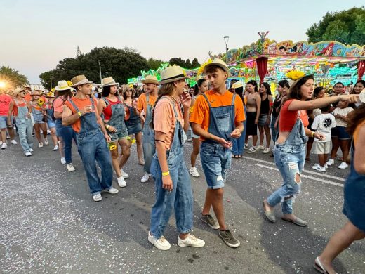 (Fotos) Color, flores y diversión en el desfile de carrozas de Alaior