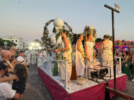 (Fotos) Color, flores y diversión en el desfile de carrozas de Alaior