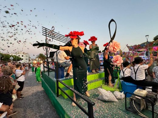 (Fotos) Color, flores y diversión en el desfile de carrozas de Alaior