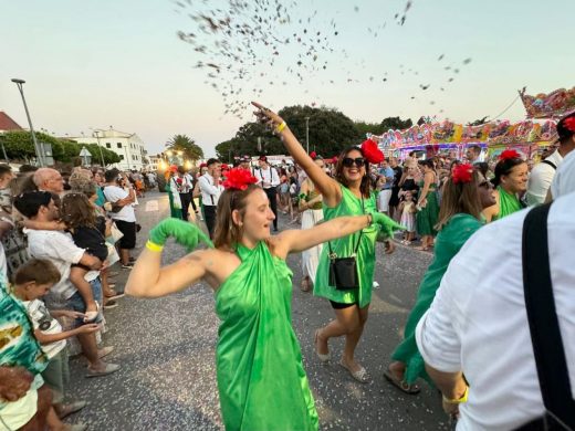 (Fotos) Color, flores y diversión en el desfile de carrozas de Alaior