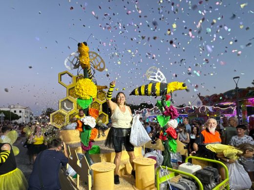 (Fotos) Color, flores y diversión en el desfile de carrozas de Alaior