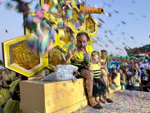 (Fotos) Color, flores y diversión en el desfile de carrozas de Alaior