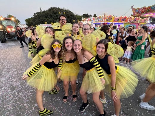 (Fotos) Color, flores y diversión en el desfile de carrozas de Alaior