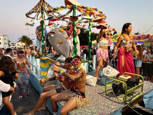 (Fotos) Color, flores y diversión en el desfile de carrozas de Alaior