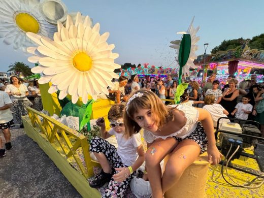 (Fotos) Color, flores y diversión en el desfile de carrozas de Alaior