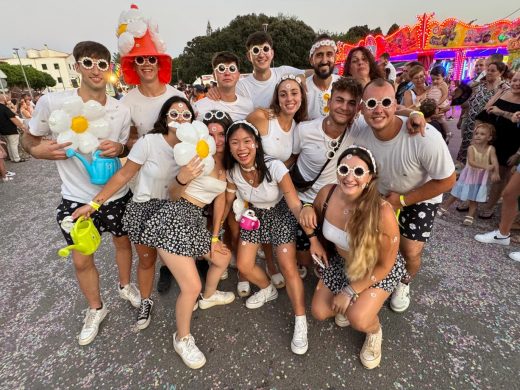 (Fotos) Color, flores y diversión en el desfile de carrozas de Alaior