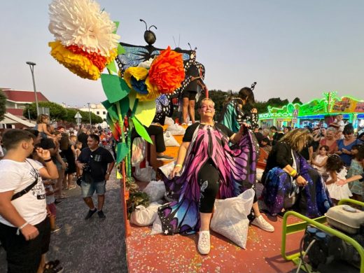 (Fotos) Color, flores y diversión en el desfile de carrozas de Alaior