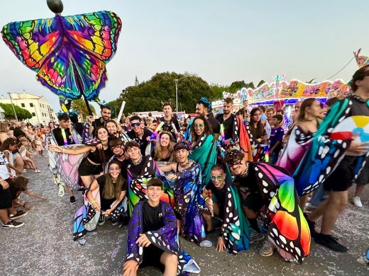 (Fotos) Color, flores y diversión en el desfile de carrozas de Alaior