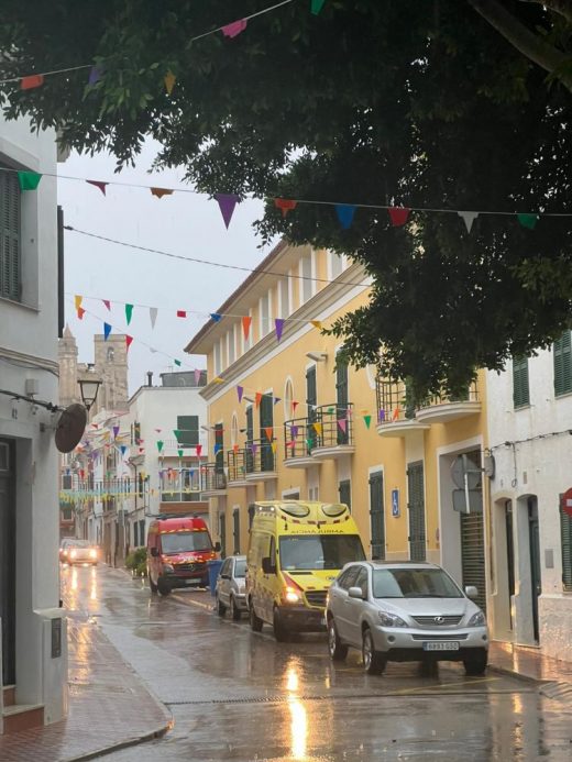 Bomberos y sanitarios en el lugar del suceso.