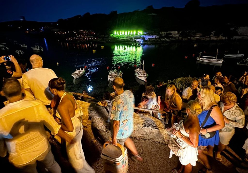 Espectacular iluminación sobre la cala (Fotos y vídeo: Poli y Noelia Moyano)