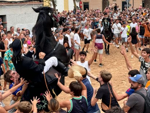 (Fotos) Suspenden una de las vueltas del jaleo de Sant Climent por la amenaza de lluvia