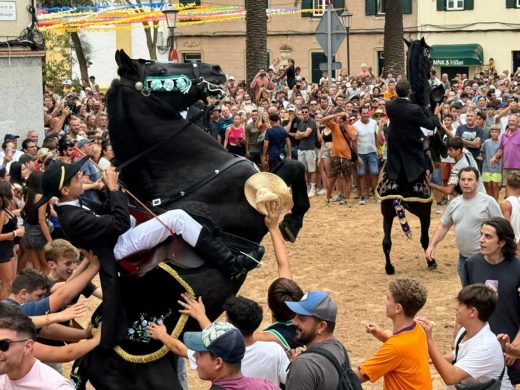 (Fotos) Suspenden una de las vueltas del jaleo de Sant Climent por la amenaza de lluvia