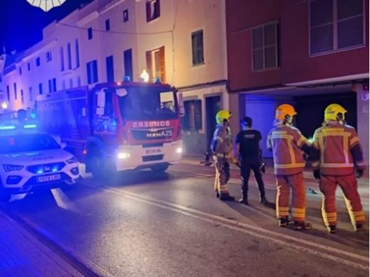 (Fotos) Un cortocircuito de un patinete eléctrico provoca un incendio en Ciutadella