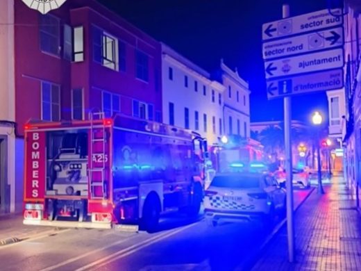 (Fotos) Un cortocircuito de un patinete eléctrico provoca un incendio en Ciutadella