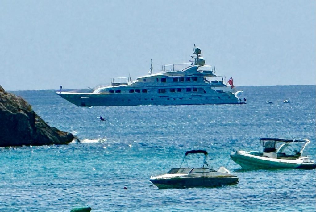 El 'Lady Nora' en la costa de Sant Tomás este sábado