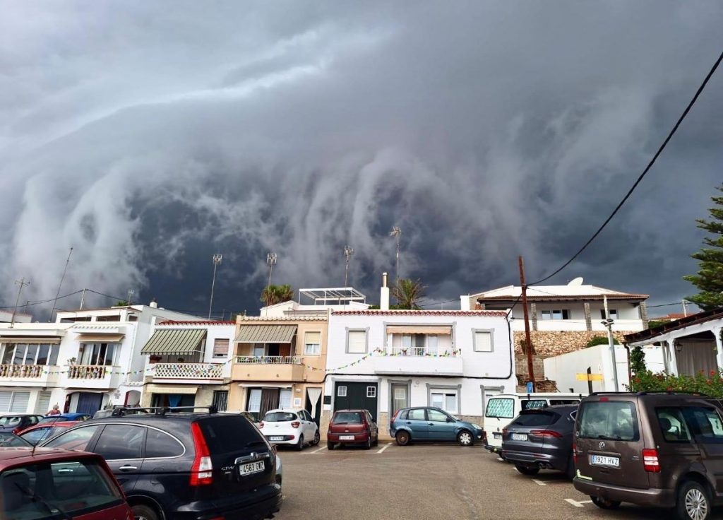 Las primeras nubes del temporal desde Macaret (Foto: Álex Cardús)