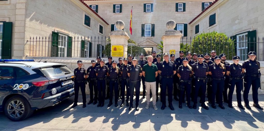 Más policías.